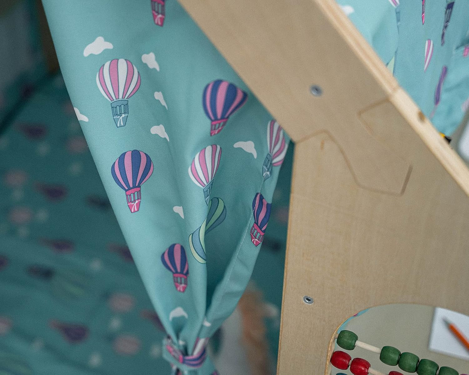 Maisonnette Montessori d'Intérieur avec Bureau Chaise et Tableau